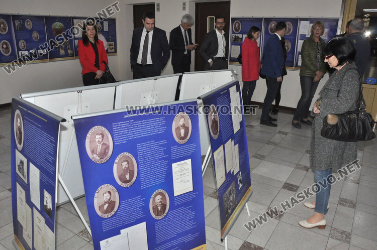 Призоваха за изнесени уроци по история край изложбата за 140 г. от Търновската конституция
