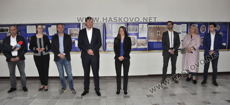 Призоваха за изнесени уроци по история край изложбата за 140 г. от Търновската конституция