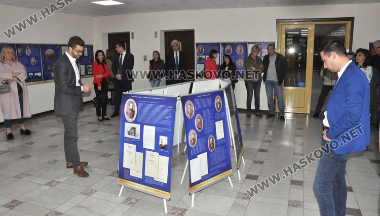 Призоваха за изнесени уроци по история край изложбата за 140 г. от Търновската конституция