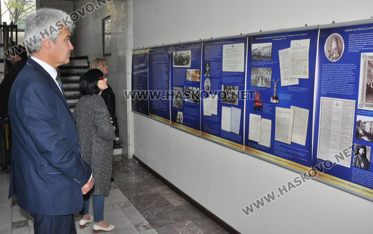 Призоваха за изнесени уроци по история край изложбата за 140 г. от Търновската конституция