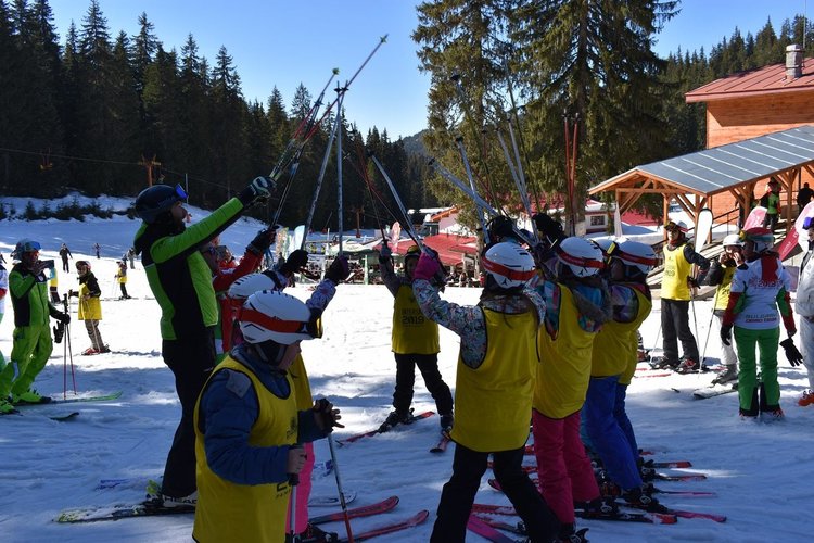 120 деца се обучават да карат ски. Учат ги най-добрите в света