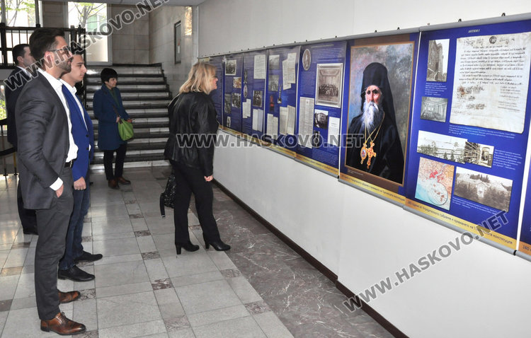 Призоваха за изнесени уроци по история край изложбата за 140 г. от Търновската конституция