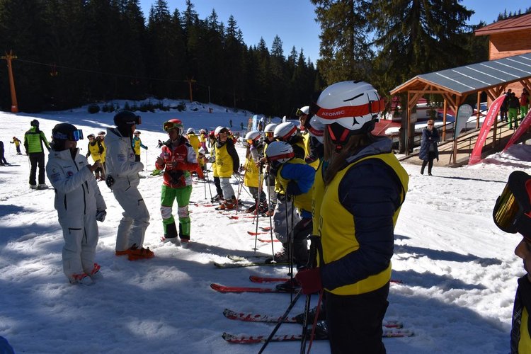 120 деца се обучават да карат ски. Учат ги най-добрите в света