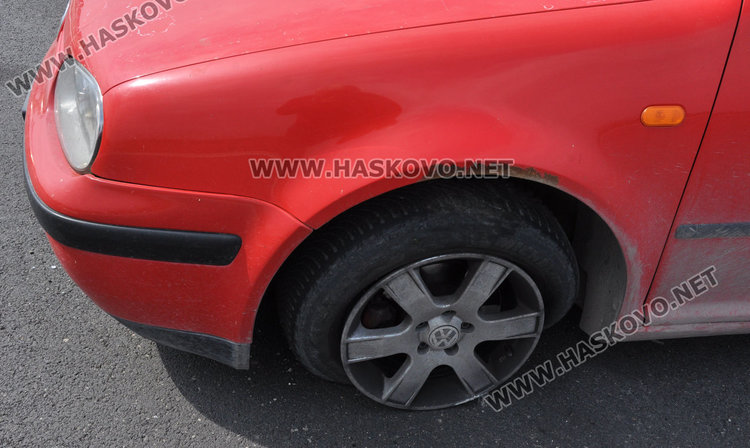 Кърджалийски Голф разби новата мантинела преди Хасково, шофьорът в болница