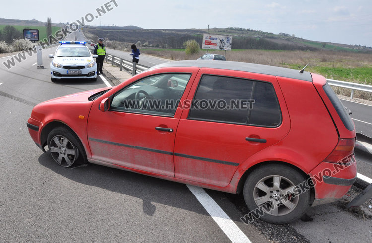 Кърджалийски Голф разби новата мантинела преди Хасково, шофьорът в болница