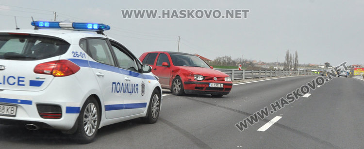 Кърджалийски Голф разби новата мантинела преди Хасково, шофьорът в болница