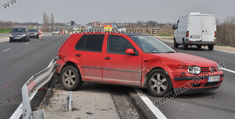 Кърджалийски Голф разби новата мантинела преди Хасково, шофьорът в болница