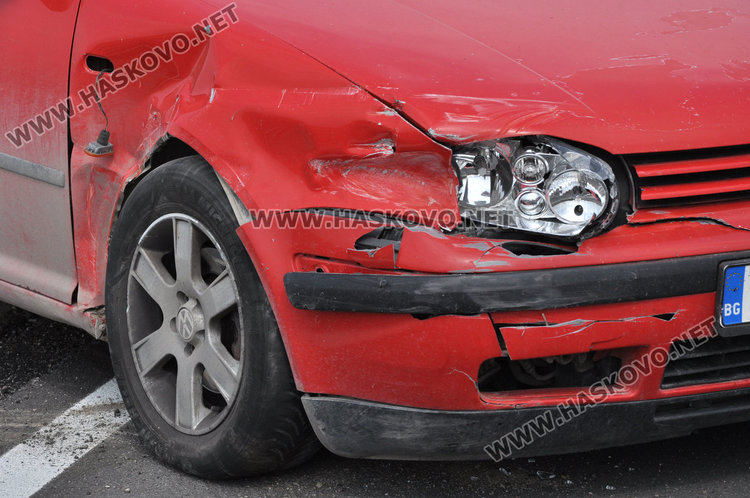 Кърджалийски Голф разби новата мантинела преди Хасково, шофьорът в болница