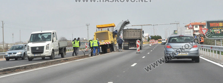 Подновиха ремонта на пътя от Хасково за Кърджали