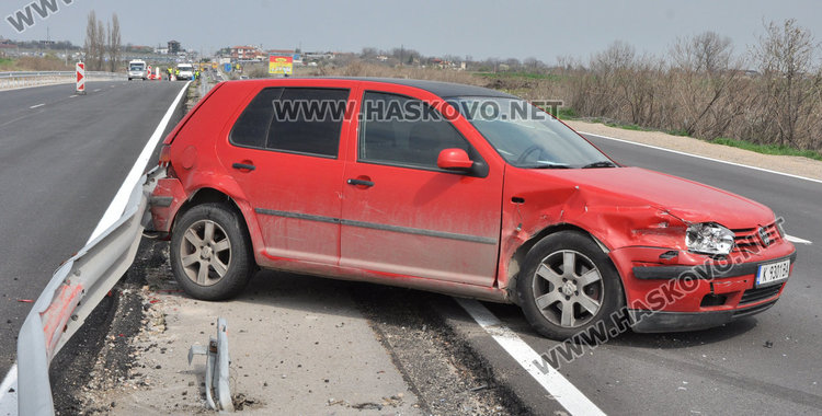 Кърджалийски Голф разби новата мантинела преди Хасково, шофьорът в болница