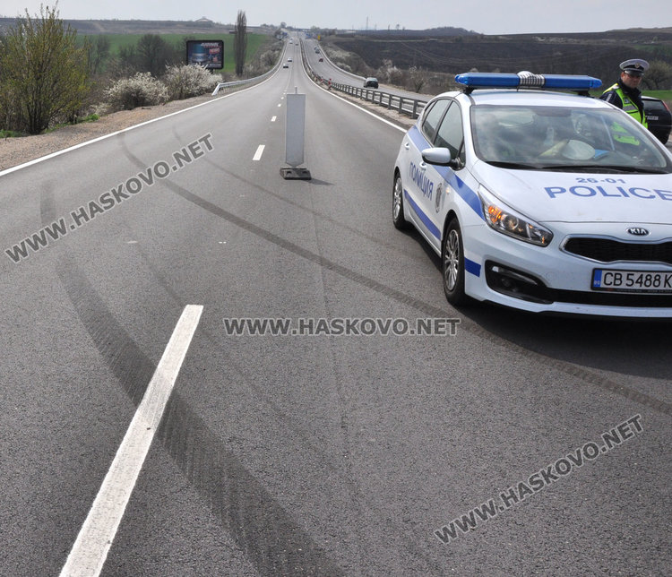 Кърджалийски Голф разби новата мантинела преди Хасково, шофьорът в болница