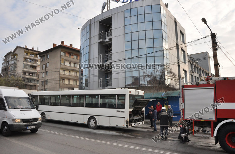 Автобус на градския транспорт пламна в движение в Хасково