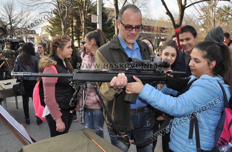 15 мераклии за военни в Хасково, приемат заявки до петък