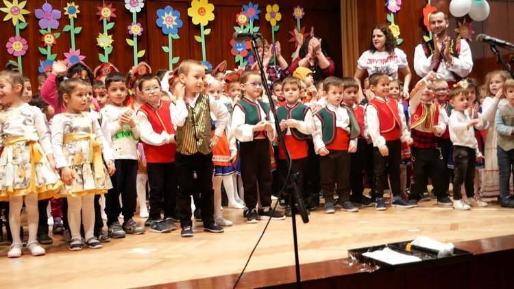 Малчуганите от ДГ "Осми март" пяха и танцуваха благотворително