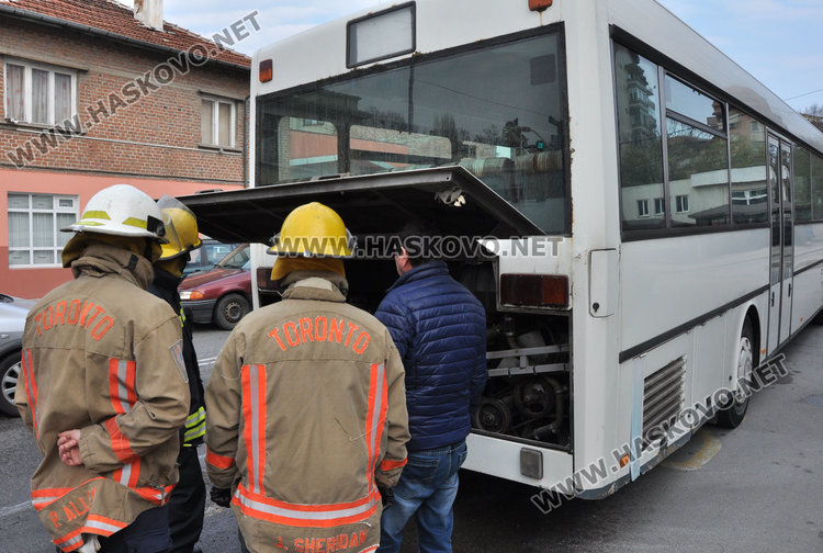 Автобус на градския транспорт пламна в движение в Хасково