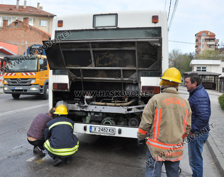 Автобус на градския транспорт пламна в движение в Хасково