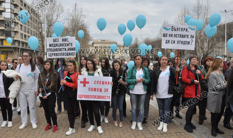 Бъдещи медицински сестри стегнаха куфарите от пл.“Свобода“