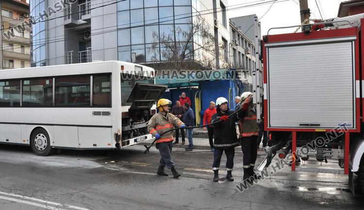 Автобус на градския транспорт пламна в движение в Хасково