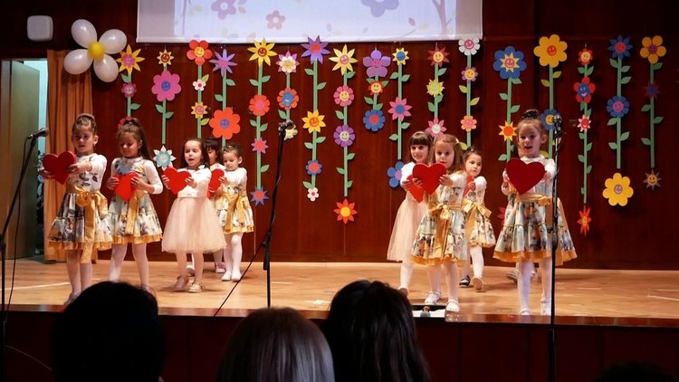Малчуганите от ДГ "Осми март" пяха и танцуваха благотворително