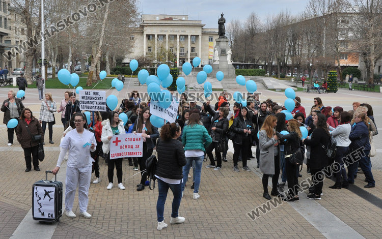 Бъдещи медицински сестри стегнаха куфарите от пл.“Свобода“
