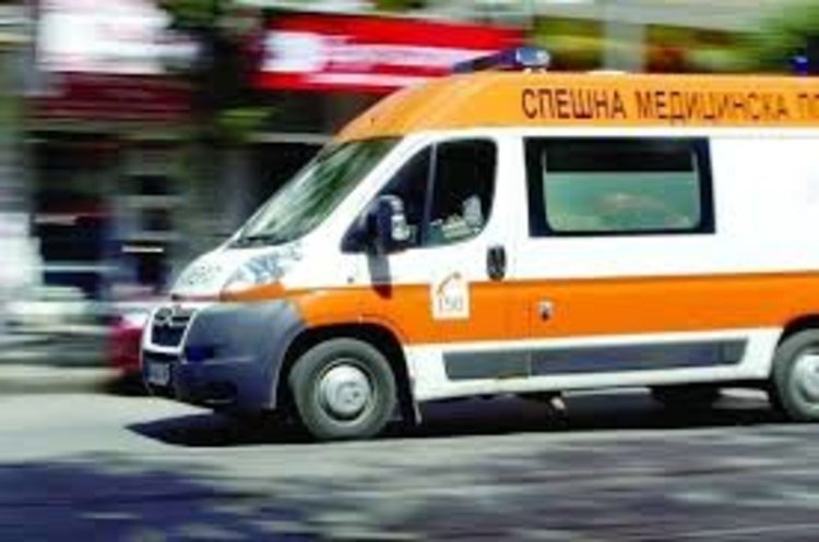 Петима леко ранени при сблъсък на два автомобила край Търън