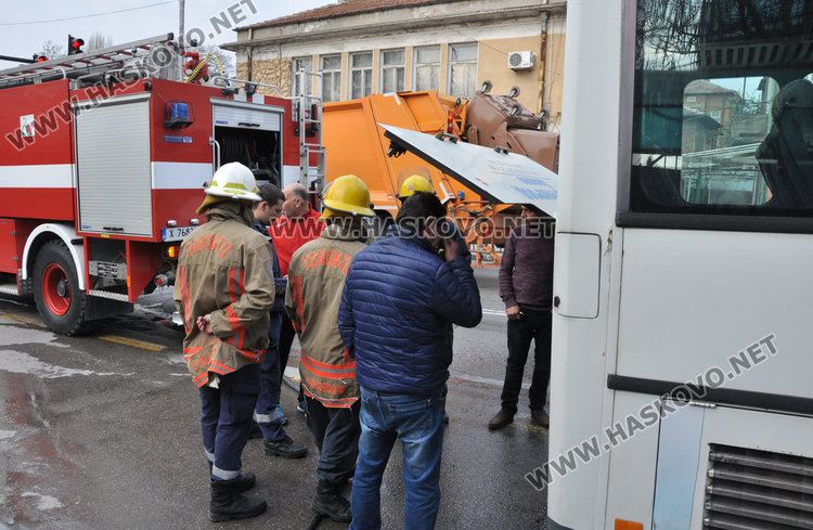 Автобус на градския транспорт пламна в движение в Хасково