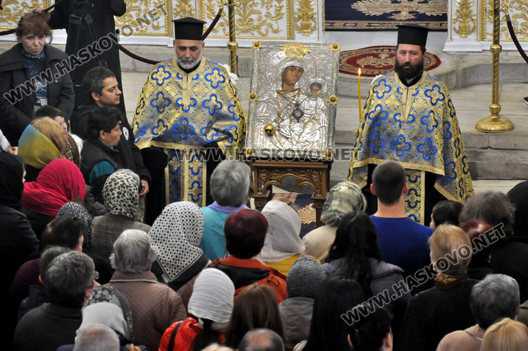Стотици се поклониха пред иконата Златна ябълка