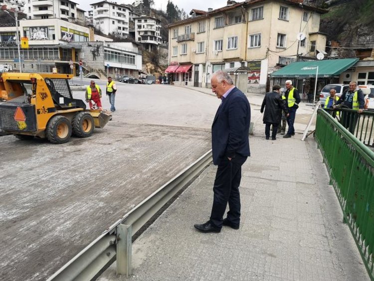 Мелемов инспектира кърпенето на дупките, призова смолянчани да почистят около домовете си