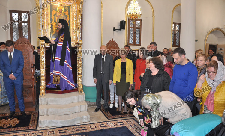 Стотици се поклониха пред иконата Златна ябълка