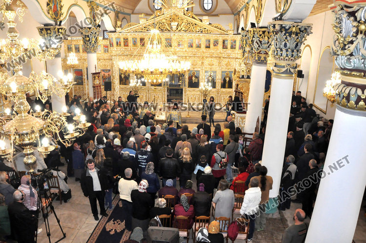 Стотици се поклониха пред иконата Златна ябълка