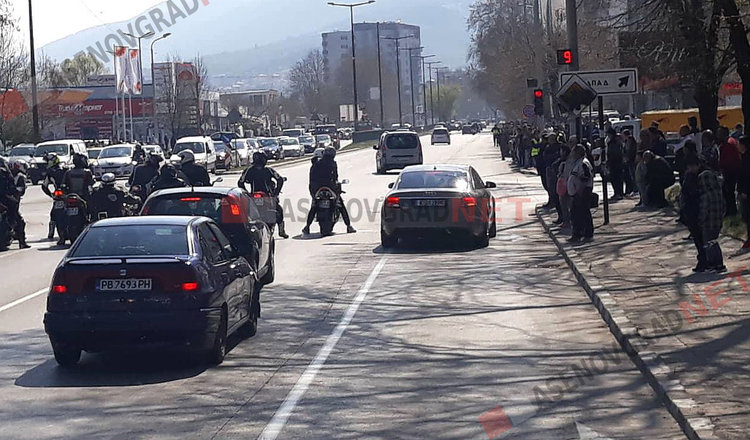 Впечатляващо мотошествие до Бачковската света обител, стотици приветстваха рокерите по пътя до манастира