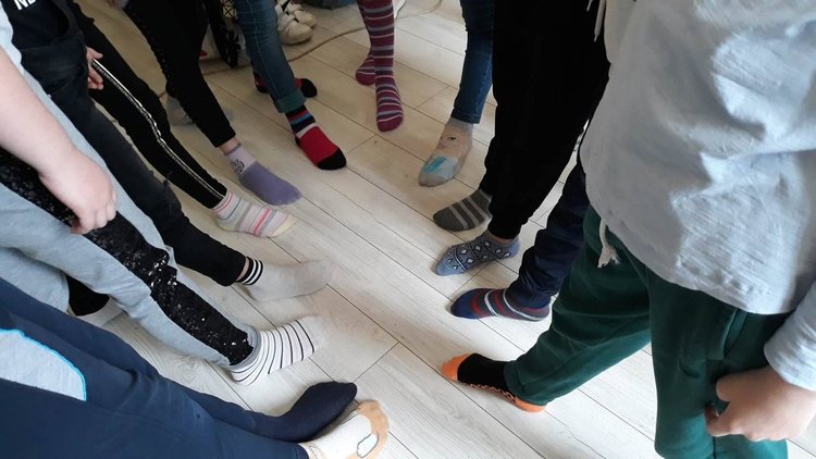 Славейковци отбелязаха  с шарени чорапки солидарността си с децата със Синдром на Даун