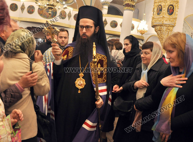 Стотици се поклониха пред иконата Златна ябълка