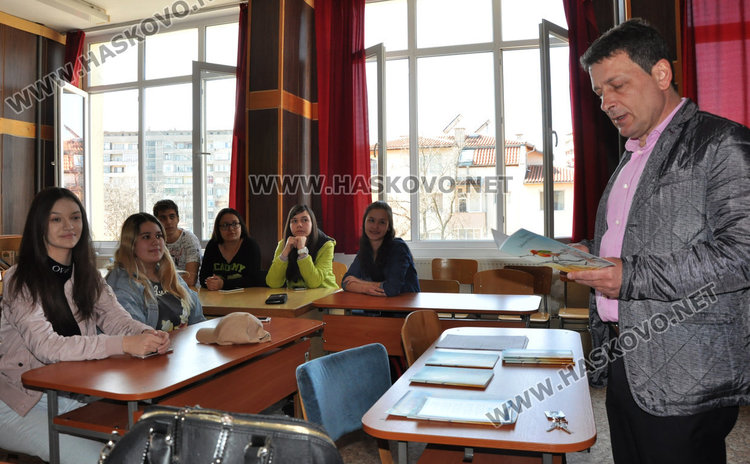 Ученици от Езиковата издадоха литературен сборник на английски език