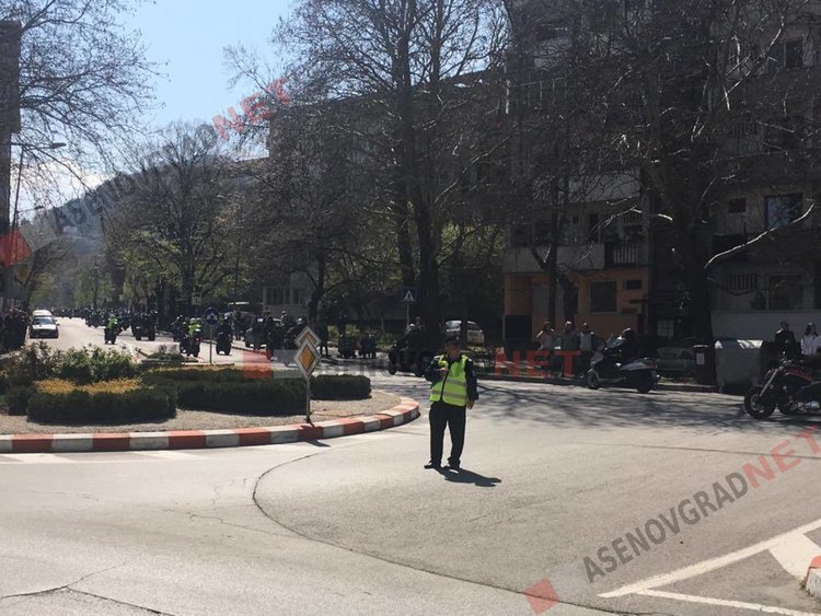 Впечатляващо мотошествие до Бачковската света обител, стотици приветстваха рокерите по пътя до манастира