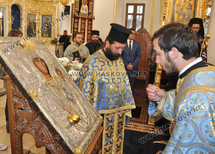 Стотици се поклониха пред иконата Златна ябълка