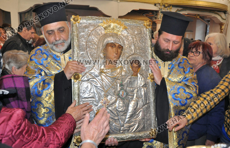 Стотици се поклониха пред иконата Златна ябълка