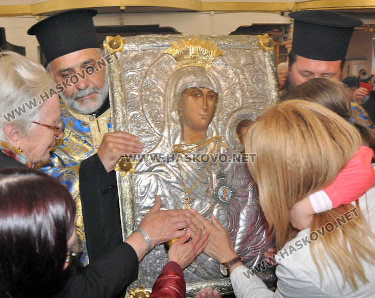 Стотици се поклониха пред иконата Златна ябълка