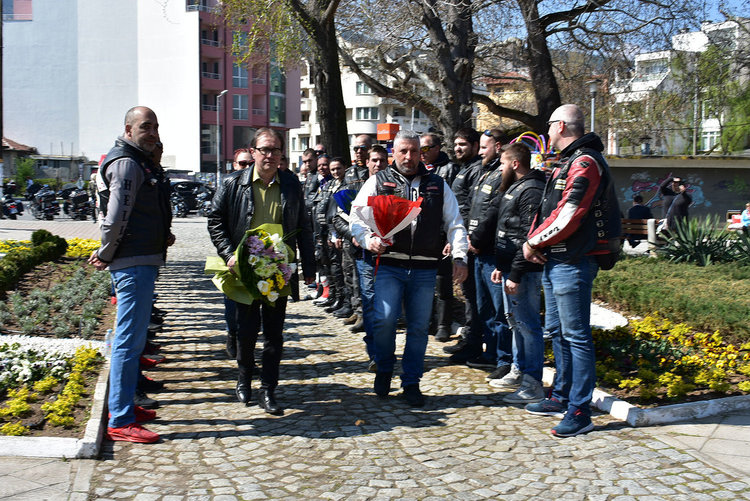 Впечатляващо мотошествие до Бачковската света обител, стотици приветстваха рокерите по пътя до манастира
