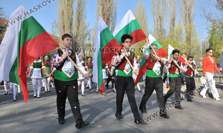 Пъстро шествие огласи града към Хайдушката софра
