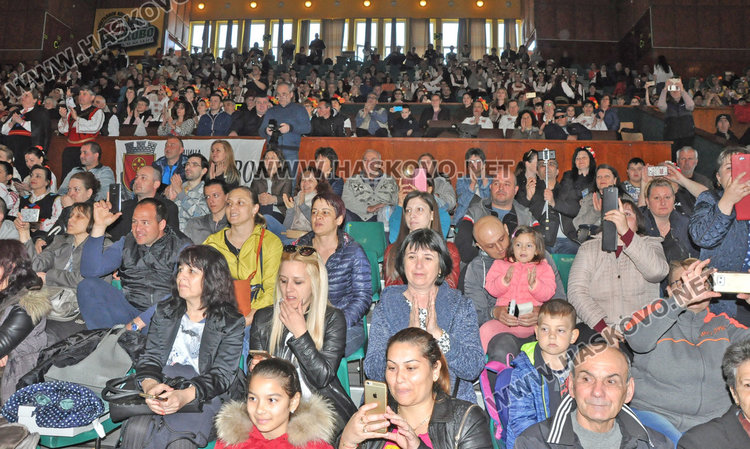 Пъстро шествие огласи града към Хайдушката софра