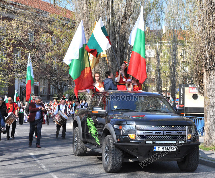 Пъстро шествие огласи града към Хайдушката софра