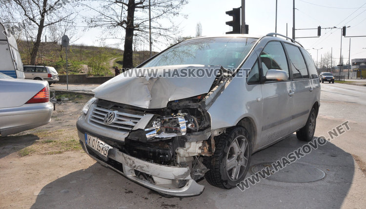 Завеяна шофьорка удари инвалид с Пасат