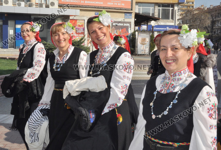 Пъстро шествие огласи града към Хайдушката софра
