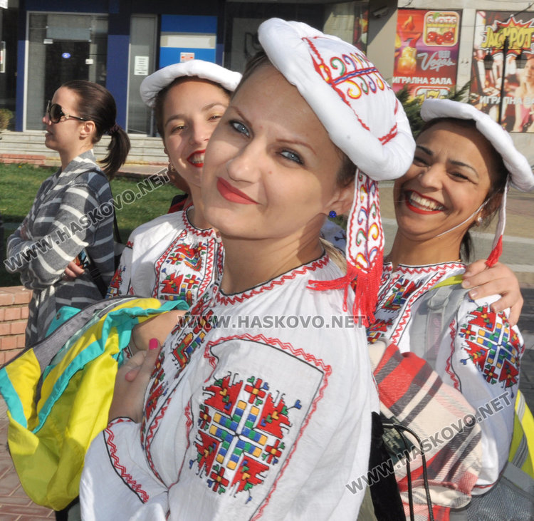 Пъстро шествие огласи града към Хайдушката софра