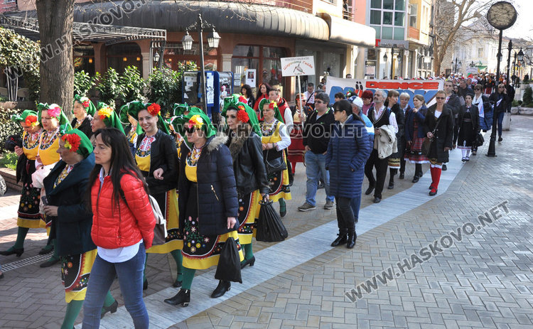 Пъстро шествие огласи града към Хайдушката софра