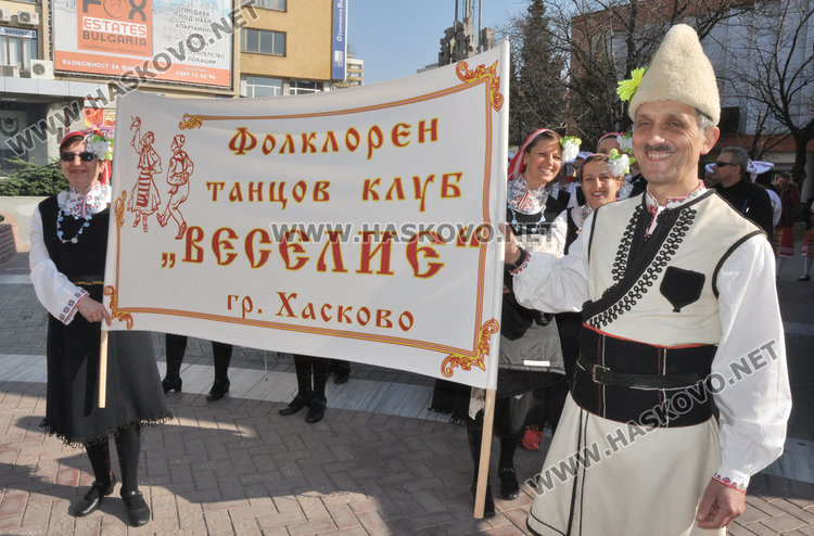 Пъстро шествие огласи града към Хайдушката софра