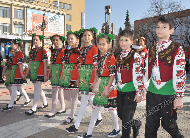 Пъстро шествие огласи града към Хайдушката софра