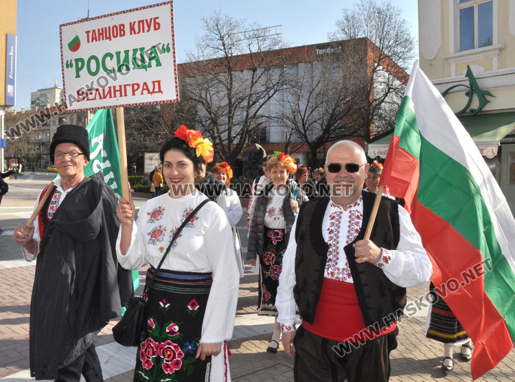 Пъстро шествие огласи града към Хайдушката софра