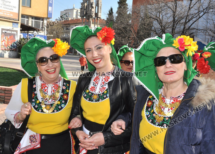 Пъстро шествие огласи града към Хайдушката софра